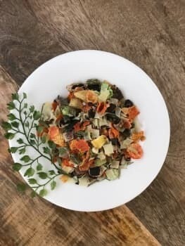 Müsli s sadnjem, zelenjavo in zelišči